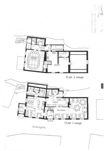 Plantegning som viser romfordeling for 1. og 2. etasje i en bygning.