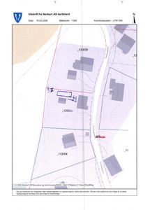 Situasjonsplan (tomtekart) som viser eiendomsnummer, bygninger, vegnett og høydemål.