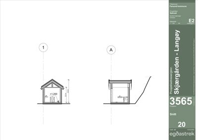 Snittegning som viser bygningens tverrsnitt med innvendige rom, takkonstruksjon og høydemål.