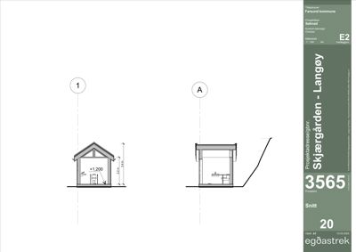 Snittegning (snitt A-A) som viser bygningens tverrsnitt, takform, innvendig høyde (+1.200) og grunnplan.