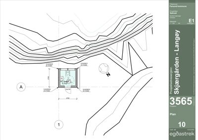 Situasjonsplan som viser tomtens terrengform (konturlinjer), bygningens plassering og orientering (N-pil).