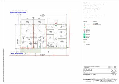 Etasjeplan for 1. etasje i en bygning, med romfordeling, dimensjoner og symboler for brannveier og vinduer.