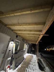 Fotografi av en byggeplass eller en ferdig fasade ved ettersnø, tatt om natten.