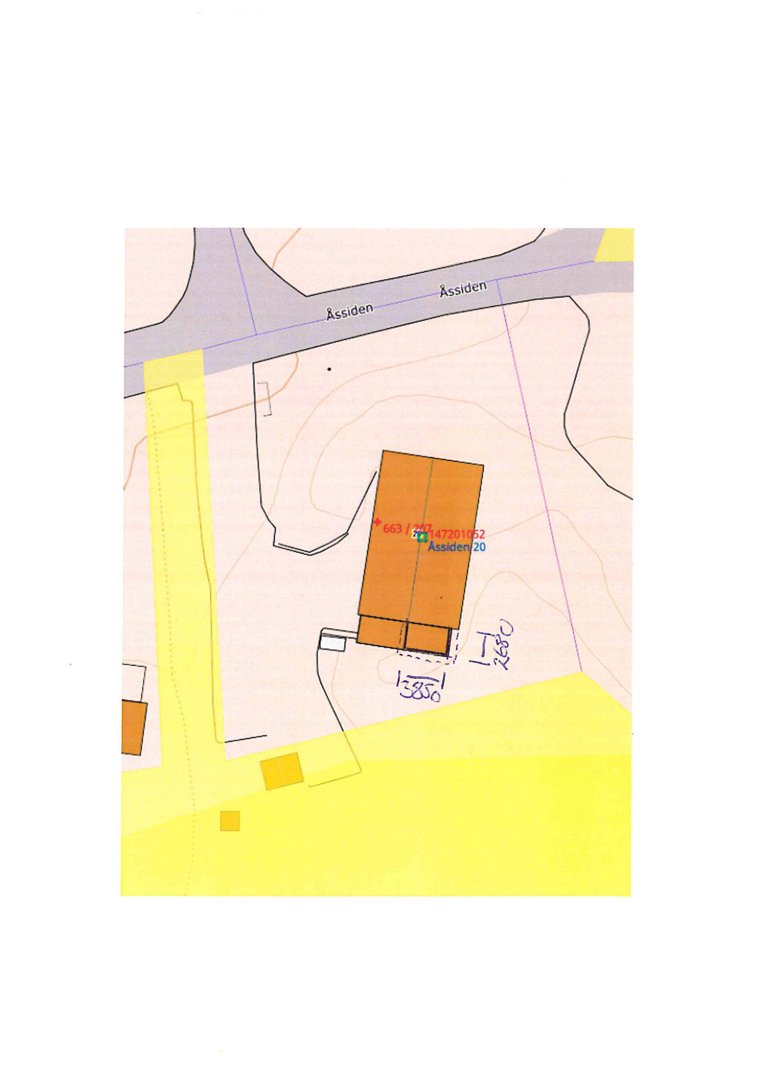 Situasjonsplan som viser en bygning (brun firkant) på en tomt med omgivende veier (Åssiden), terrengkurver og andre tomter.