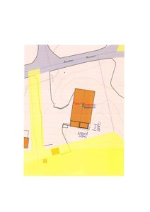 Situasjonsplan som viser en bygning (brun firkant) på en tomt med omgivende veier (Åssiden), terrengkurver og andre tomter.