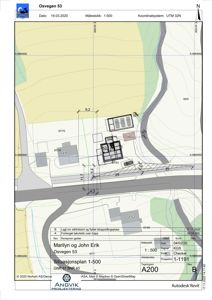 Situasjonsplan som viser tomtens form, grenser, nabolag, veier og plassering av bygninger med mål.