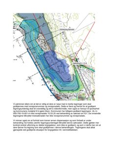 Situasjonsplan som viser bygningens plassering i forhold til omgivelsene, inkludert høydekurver, vannkropp og grenser.