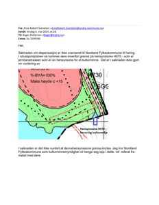 Et utsnitt fra en situasjonsplan som viser hensynssoner (rosa og grønn), bygningens plassering (rød prikket linje) og jernbanetraseen.
