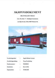 Fotografi av en rød, langhusformet bygning (bolig) i snø, sett fra siden. Bygningen har store vinduer og en skorstein. Bildet er inkludert i et skjønnsdokument for brannskade.