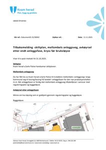 En situasjonsplan (skiltplan) som viser plassering av bygninger, veier og skilt på et tomt.