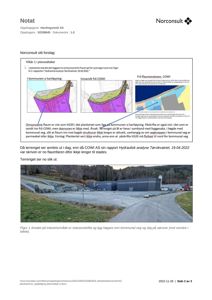 Fotografi av et industriområde med en stor grå bygning, en asfaltert vei og en skråning med vegetasjon i bakgrunnen.