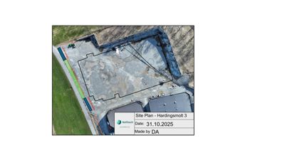 Situasjonsplan (site plan) som viser tomtens beliggenhet, eksisterende bygninger, vegger og omgivelser sett fra oven.