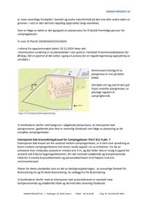 En situasjonsplan (tomtekart) som viser et forslag til ny planavgrensning for et campingområde. Planen illustrerer eksisterende bygninger, vegetasjon og en grå linje som representerer den nye planavgrensningen.