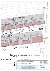 Situasjonsplan som viser tomtedeling (parseller), byggearealer, veier og byggegrenser for et campingprosjekt.