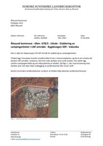 Fotografi av et campingfelt med hytter, omgitt av skog og en markert raud linje som indikerer jordbruksareal.