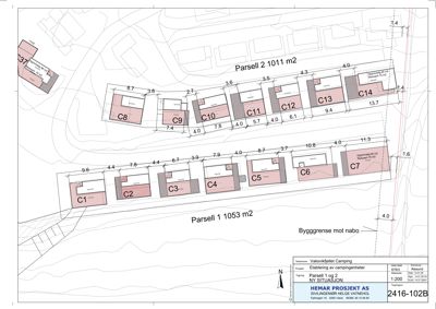 Situasjonsplan som viser tomtene (Parsell 1 og 2), plassering av campinghytter (C1-C14), byggegrenser og topografi.
