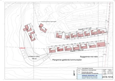 Situasjonsplan som viser plassering av campingenheter (C1-C14) på to parseller, topografi, byggegrenser og utvidelse av fylling.