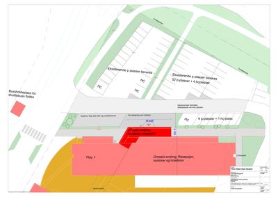 Situasjonsplan som viser tomtens grenser, eksisterende og nye parkeringsplasser, bygningers plassering (Fløy 1, resepsjon, hotellrom) og tilknyttede veier/arealer.