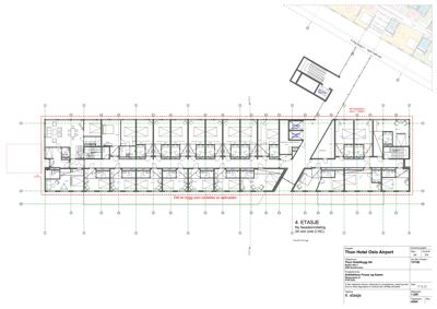 Plantegning av 4. etasje med romfordeling, dører og vinduer.