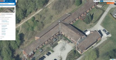 Flyfoto eller satellittbilde av en bygning og dens omgivelser, vist i et kartprogram.