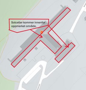 Kart med overlag som viser planlagt plassering for solceller på en tomt.
