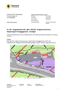 Utsnitt av en fremlagt situasjonsplan som viser tomtedeling, byggegrenser og eksisterende bygninger i forhold til veg.