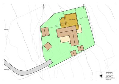 Situasjonsplan som viser tomtens grenser, plassering av bygninger (inkludert 'Nytt tilbygg' og 'Ny tomannsbolig'), veier og terrengforhold.
