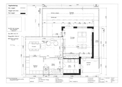 Etasjeplan (1. etasje) som viser romfordeling, vegger, dører, vinduer og mål for en bolig.