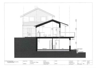Snittegning (Snitt 8) som viser bygningens tverrsnitt fra kjeller til tak, med høydemål og rombetegnelser.