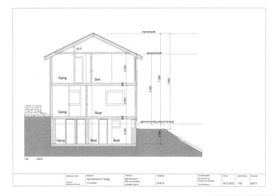Snittegning (Snitt A) som viser bygningens høyde, romfordeling og grunnplan.