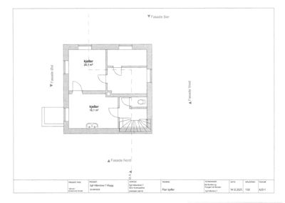 Plantegning av kjelleretasje med romfordeling, dører, trapp og fasaderetning.