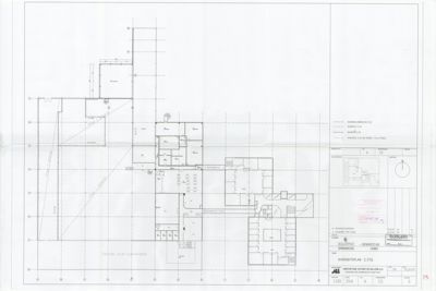 Oversiktsplan for 2. etasje av en bygning, som viser romfordeling, vegger og dører.