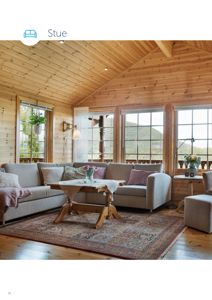 Fotografi av en innredet stue med møbler, gulv og tak i tre.