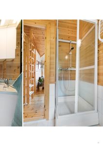 Fotografi av et bad med trepanel, dusj og vask.