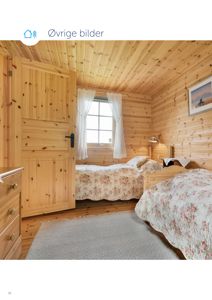 Fotografi av et innvendig rom (soverom) i en hytte eller leilighet med trepanelvegger og -gulv.