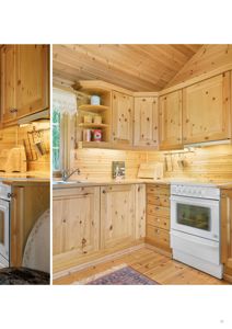 Fotografi av en innredet kjøkkenrom med trepanelvegger og -gulv.