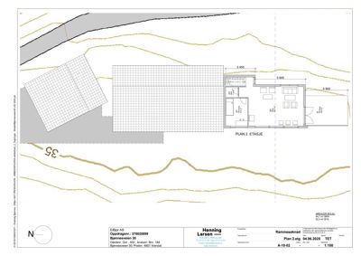 Etasjeplan (PLAN 2. ETASJE) som viser romfordeling, dimensjoner og plassering av bygningen i forhold til terrenget.