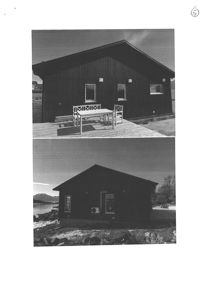 Fotografi av en mørk bygning sett fra to ulike vinkler (forstue og sidevegg) med utemøbler og omgivelser.