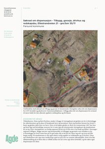 Flyfoto av eksisterende situasjon med tomt og bygninger, inkludert et rødt utkast som viser en planlagt tilbygg.