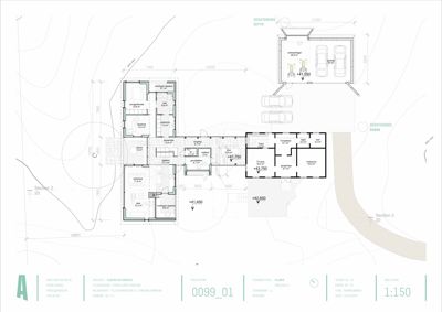 Etasjeplan (plantegning) som viser romfordeling, høyder og plassering av en bygning i forhold til eksisterende septiktank og vannledning.