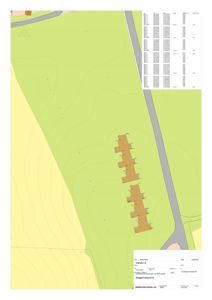 Situasjonsplan som viser tomtens topografi (konturlinjer), plassering av bygninger, vei og beplantning.