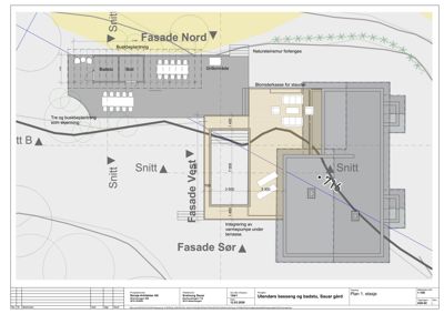 Etasjeplan for en utendørs basseng- og badstueanlegg (Saur gård) med angitte fasader, snittlinjer og romoppdeling.
