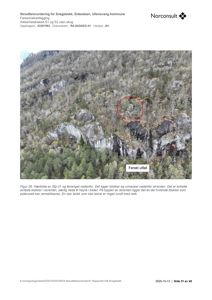 Fotografi av en skrent med utsikt over et skogkledt område. Bildet viser et utsnitt av en skredfarevurdering med en markert blokk og et ferskt utfall.