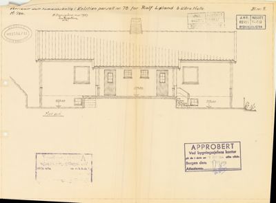 Fasadetegning (opprikk) av en bygning sett fra fronten, med tegnet tak, vinduer, dører og trapp.