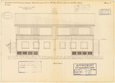Fasadetegning av en toetasjes bolig med detaljer om vinduer, balkong og tak.