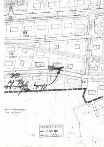 Situasjonsplan som viser tomtegrenser, veier, høyder og bygningsplasseringer i et område.