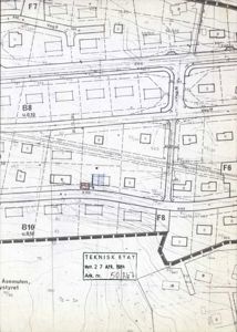 Situasjonsplan som viser tomtens plassering i forhold til nabolag, vegsystem og høydemålinger.