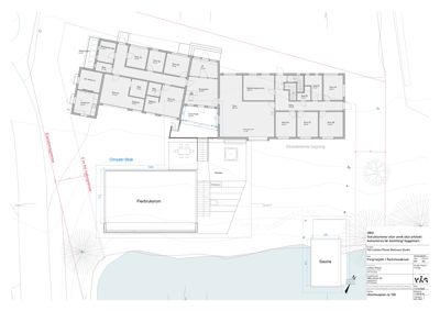 Etasjeplan (situasjonsplan) som viser romfordeling, eksisterende og nybygning samt omgivelser.