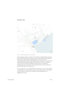 Situasjonsplan som viser byggets plassering i forhold til vannkanten og eiendomsgrenser.