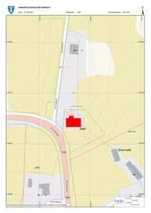Situasjonsplan som viser tomtens beliggenhet i forhold til veier (Strandveien, Øveralle), naboeiendommer, og eksisterende bygninger med arealopplysninger.
